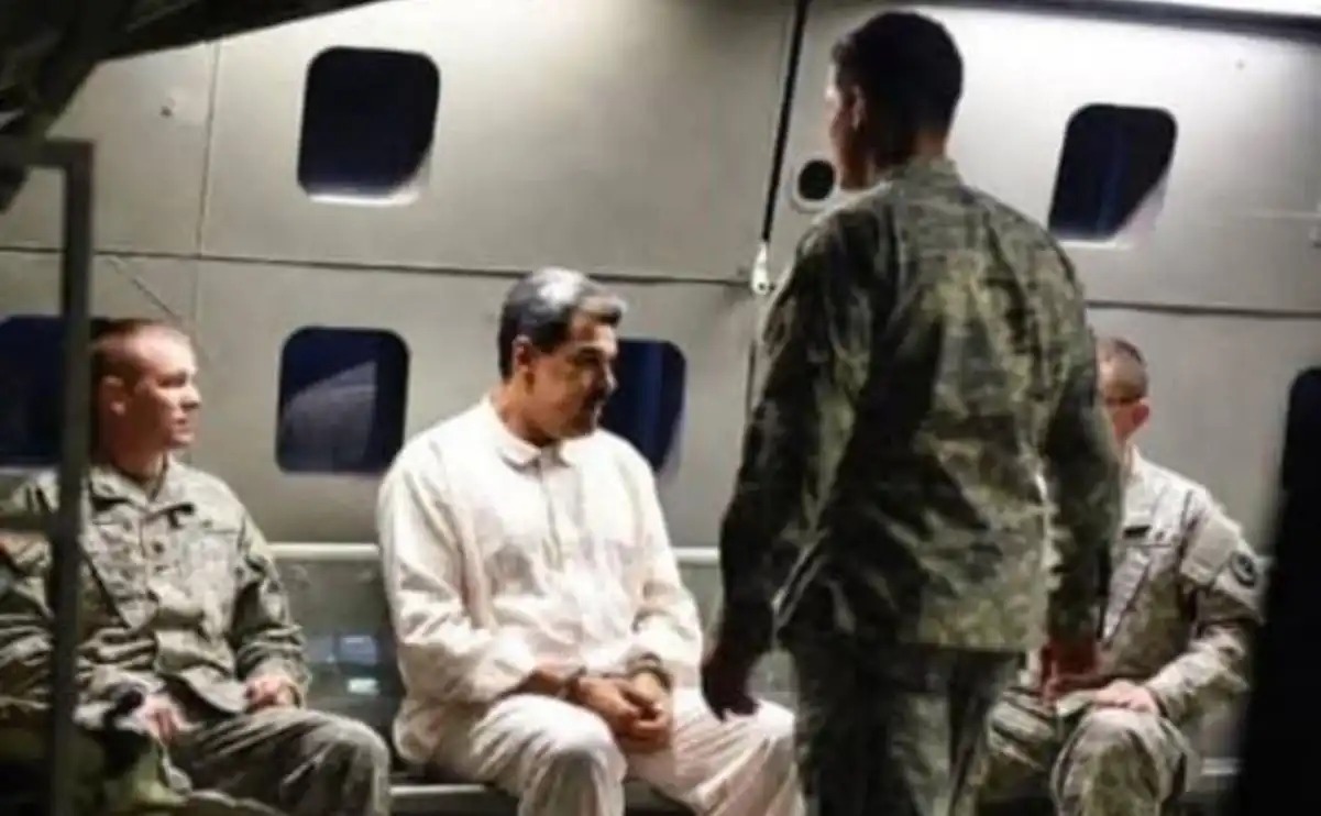 মার্কিন প্রেসিডেন্ট ডোনাল্ড ট্রাম্প (Donald Trump) নিজে সোশাল মিডিয়ায় পোস্ট করে জানান, ভেনেজুয়েলার প্রেসিডেন্ট ও তাঁর স্ত্রীকে আটক করে দেশ থেকে উড়িয়ে আনা হয়েছে।
